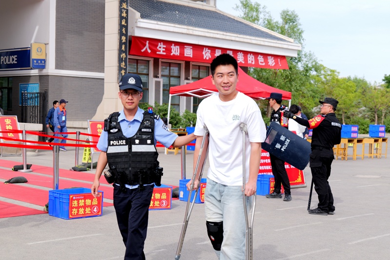 定格“赶考”瞬间!一组图记录2025年高考的无声守望 定格“赶考”瞬间!一组图记录2025年高考的无声守望