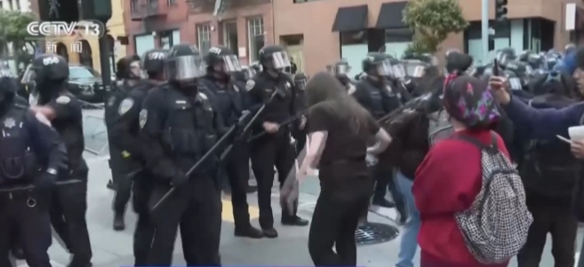 美国旧金山民众举行抗议活动,与警方对峙,局势混乱不堪 美国旧金山民众举行抗议活动,与警方对峙,局势混乱不堪