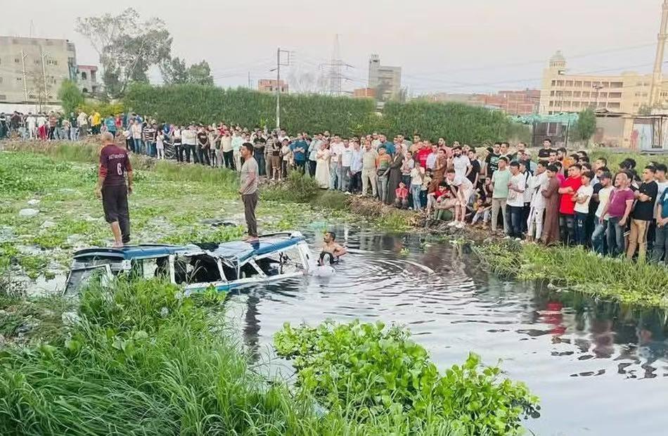 埃及一小巴车翻入水中 造成7人死亡1人受伤 埃及一小巴车翻入水中 造成7人死亡1人受伤