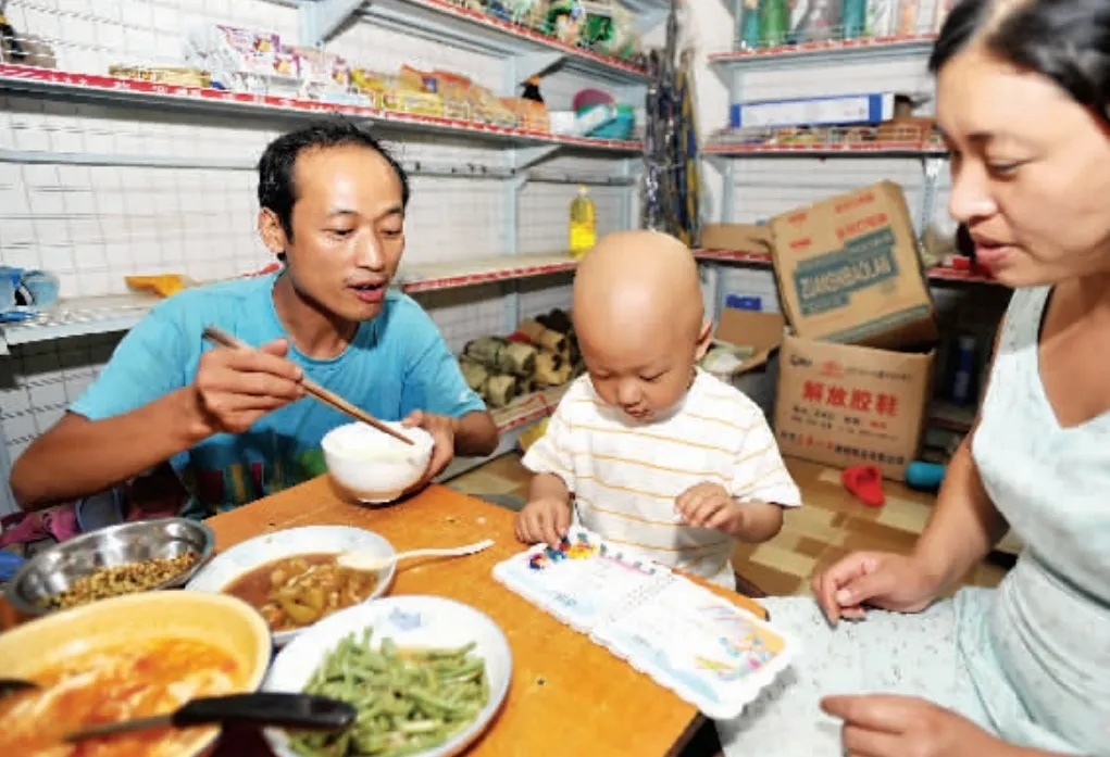 15年前，他一天打6份工救白血病儿子……如今他们怎么样了？