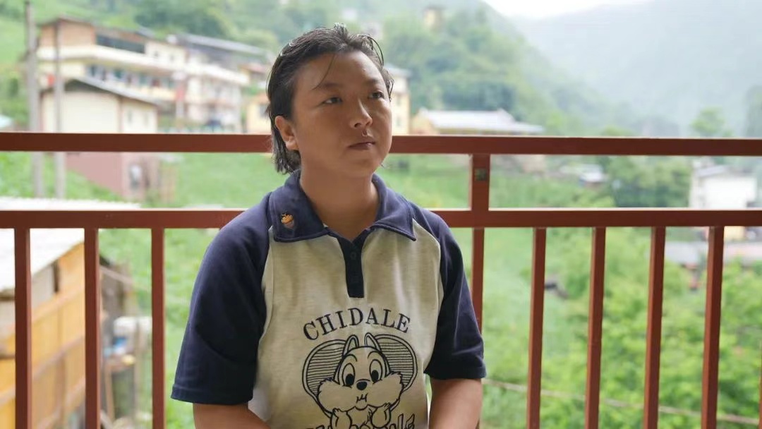 暴雨损毁道路,他们翻越悬崖为44个孩子送去物资 暴雨损毁道路,他们翻越悬崖为44个孩子送去物资