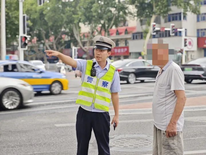 漯河：老人街头迷路 交警暖心相助
