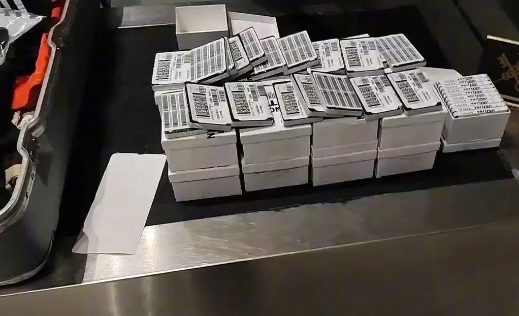 旅客携带1900张境外电话卡入境,被现场查获 旅客携带1900张境外电话卡入境,被现场查获