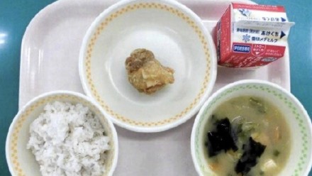 日校方回应“校餐寒酸”:一直这样 日校方回应“校餐寒酸”:一直这样