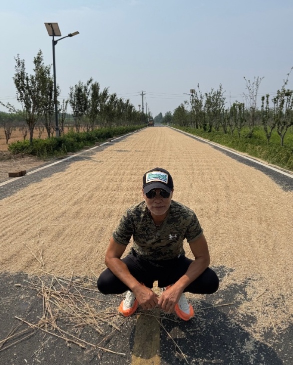 70岁任达华回山东老家“收麦”:只有站在这里才明白什么是根 70岁任达华回山东老家“收麦”:只有站在这里才明白什么是根