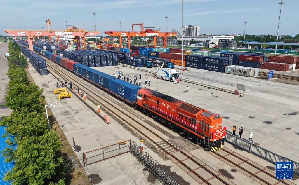 新华全媒+｜中欧班列累计开行110000列