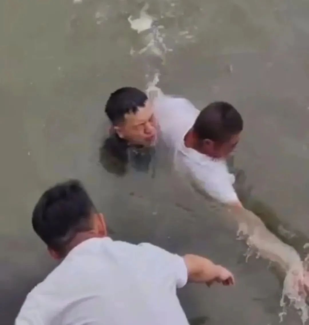 河南小伙跳水连救5人后昏迷，今天出院！回忆救人场景，他红着眼眶安慰妈妈......