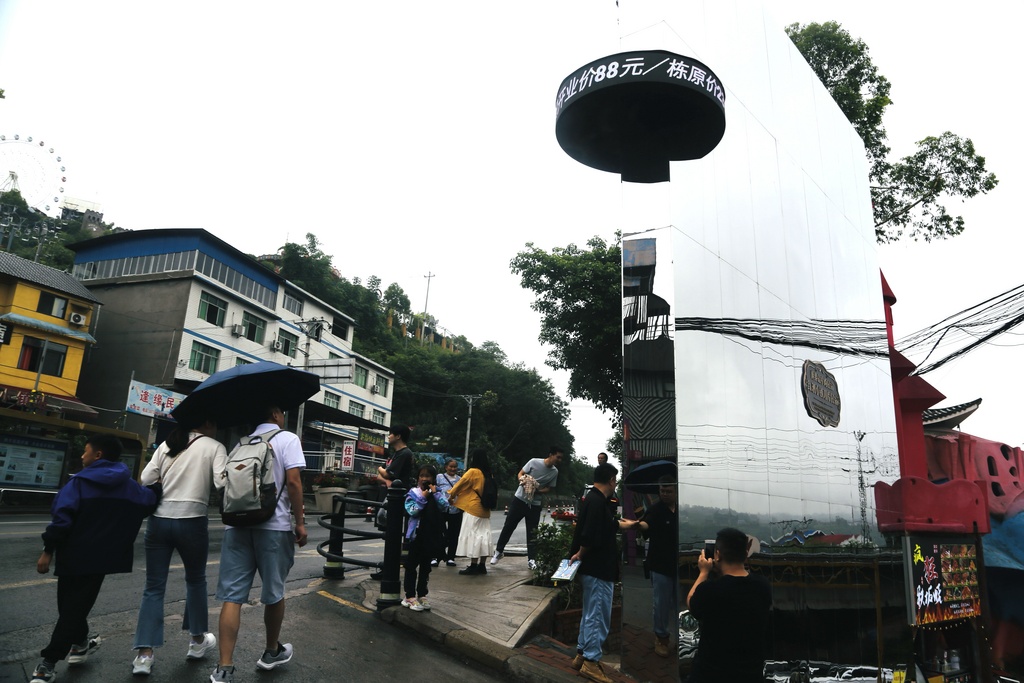 最窄56厘米!重庆一“刀片民宿”火了 最窄56厘米!重庆一“刀片民宿”火了