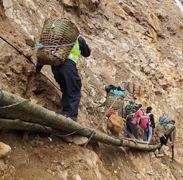 暴雨损毁道路,他们翻越悬崖为44个孩子送去物资 暴雨损毁道路,他们翻越悬崖为44个孩子送去物资