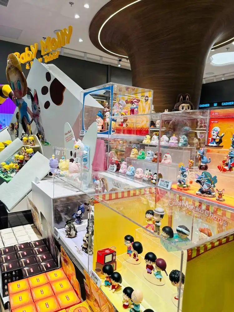 Labubu样品“痛墙”成打卡地标！开业4天已被挤爆，堪比早高峰菜市场