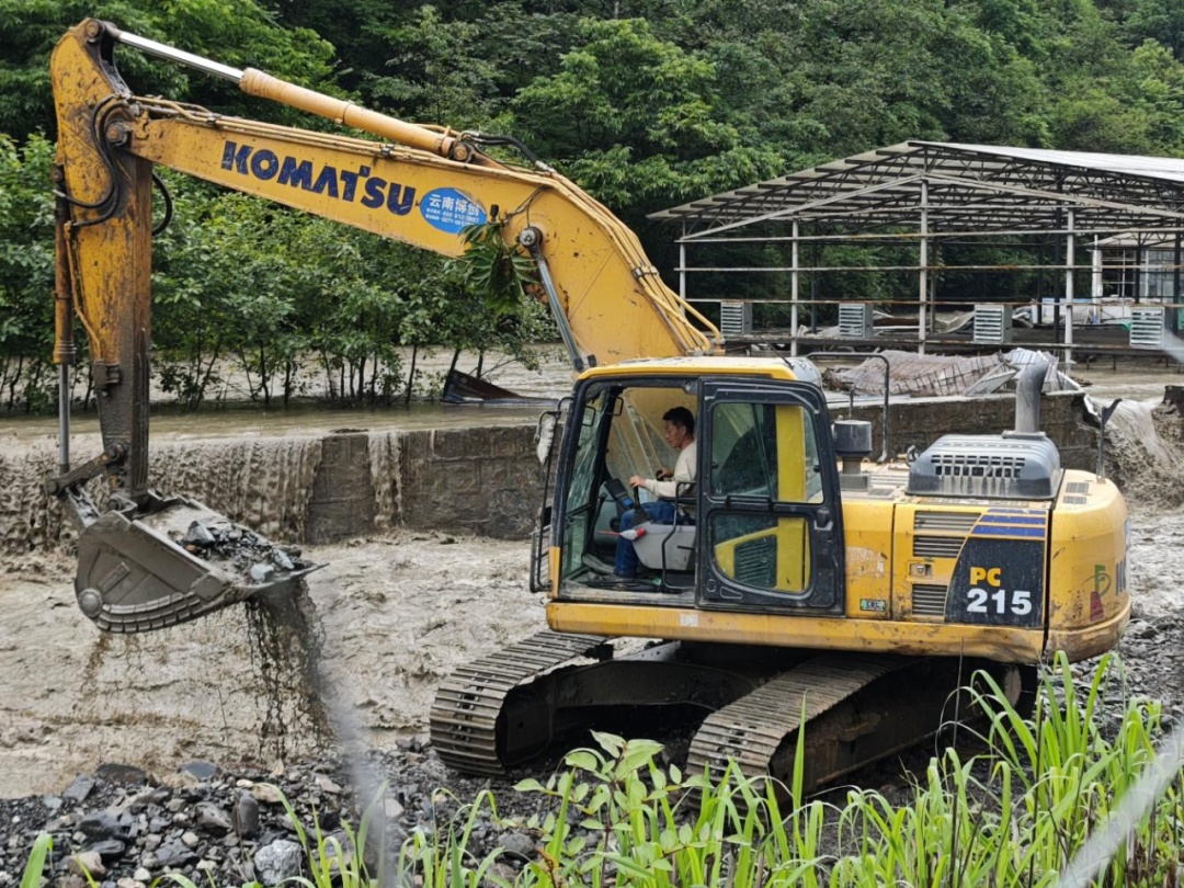 暴雨损毁道路,他们翻越悬崖为44个孩子送去物资 暴雨损毁道路,他们翻越悬崖为44个孩子送去物资