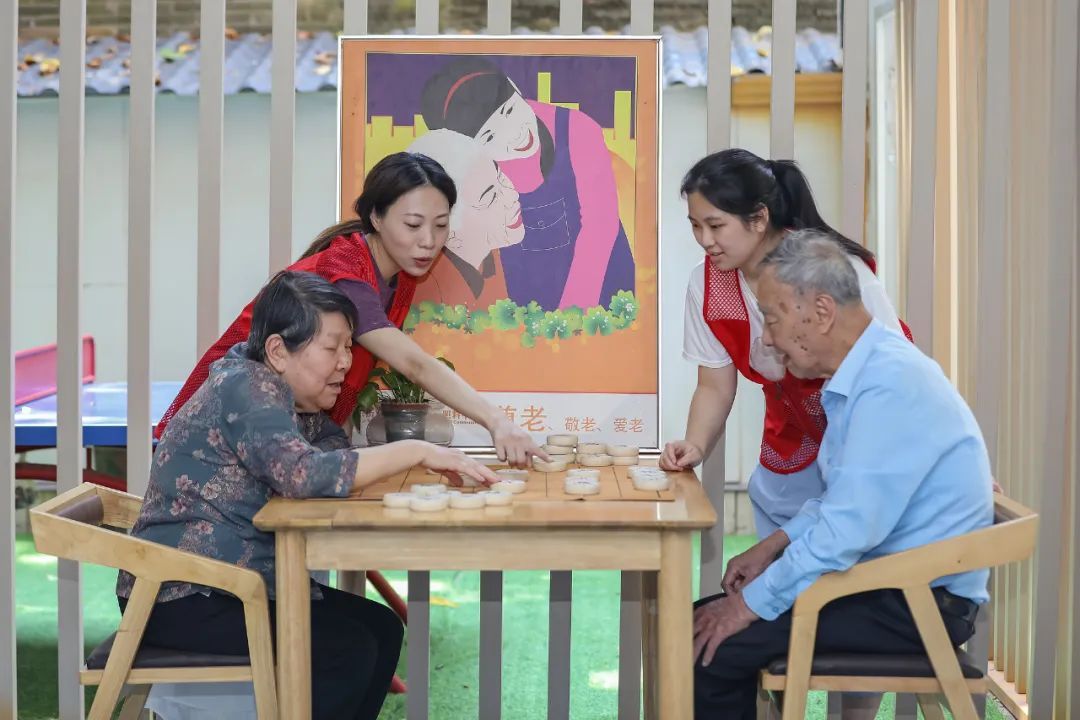 适当提高退休人员基本养老金,财政部宣布→ 适当提高退休人员基本养老金,财政部宣布→