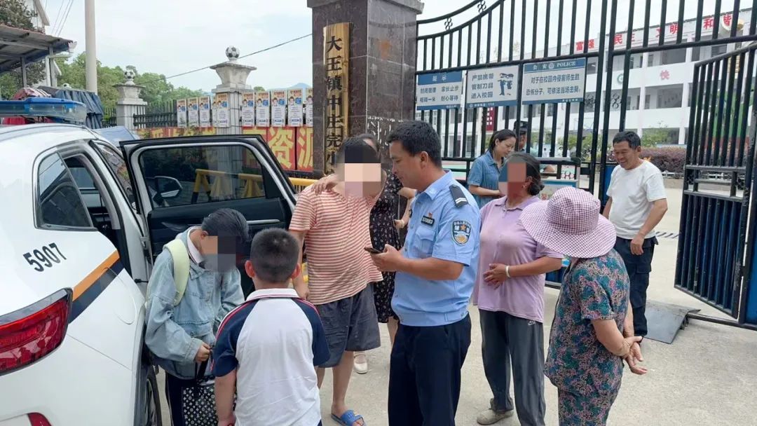 “铁汉柔情”再加分！逃学被“抓包”，没想到警察叔叔先帮忙擦汗