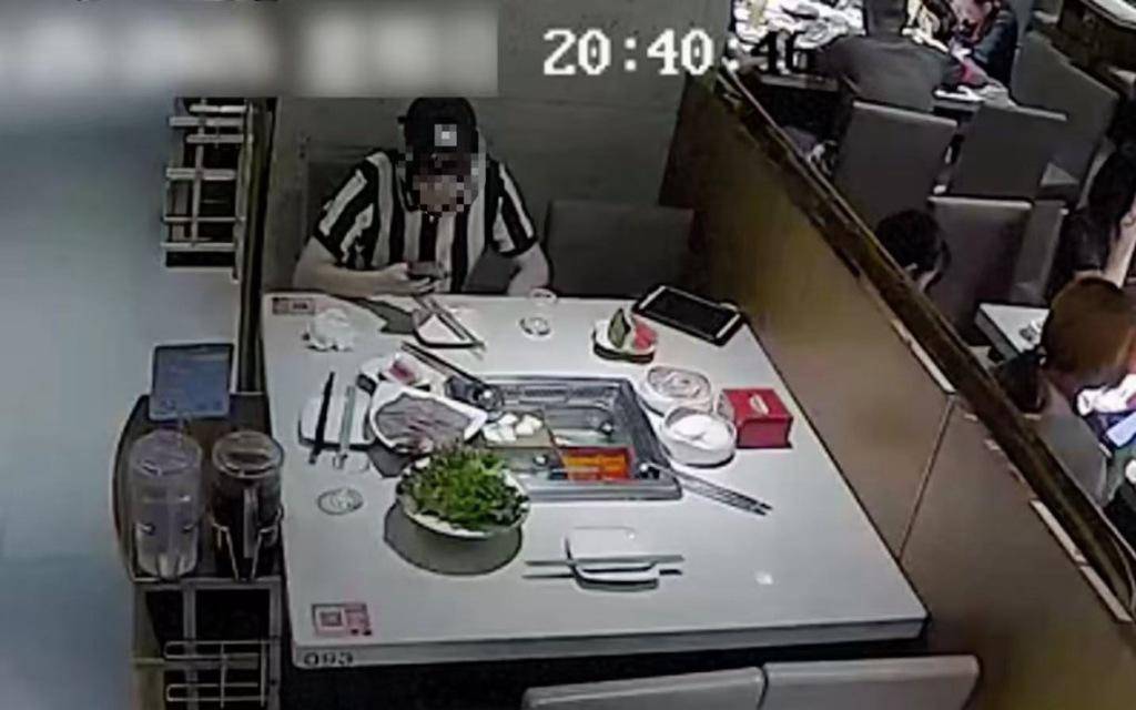 男子多次抓蟑螂并在用餐时丢入菜品,涉嫌敲诈勒索罪被刑拘 男子多次抓蟑螂并在用餐时丢入菜品,涉嫌敲诈勒索罪被刑拘