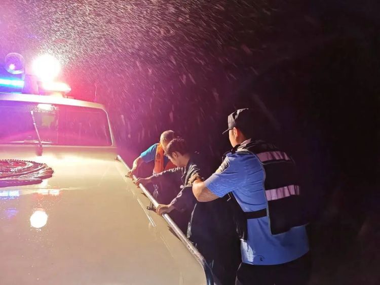 男子凌晨跳江后悔,暴雨中漂流10公里后被民警救起 男子凌晨跳江后悔,暴雨中漂流10公里后被民警救起