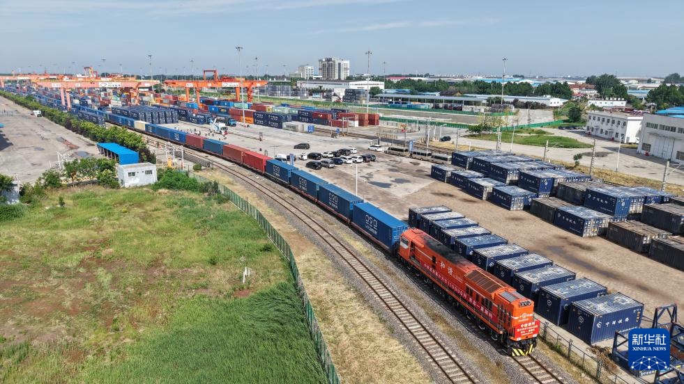 新华全媒+｜中欧班列累计开行110000列