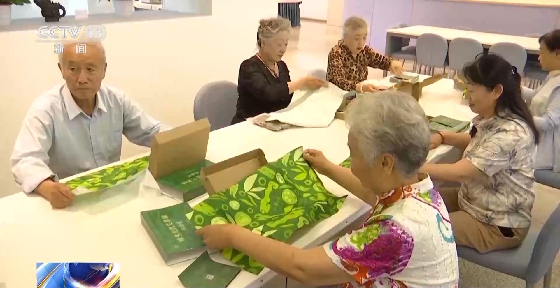 从“看展”到“讲展” 银发志愿者在博物馆找到“乐龄”生活 从“看展”到“讲展” 银发志愿者在博物馆找到“乐龄”生活