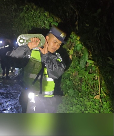 暴雨损毁道路,他们翻越悬崖为44个孩子送去物资 暴雨损毁道路,他们翻越悬崖为44个孩子送去物资