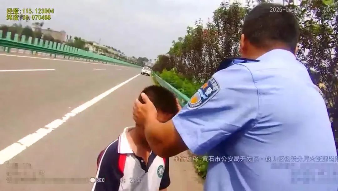 “铁汉柔情”再加分！逃学被“抓包”，没想到警察叔叔先帮忙擦汗