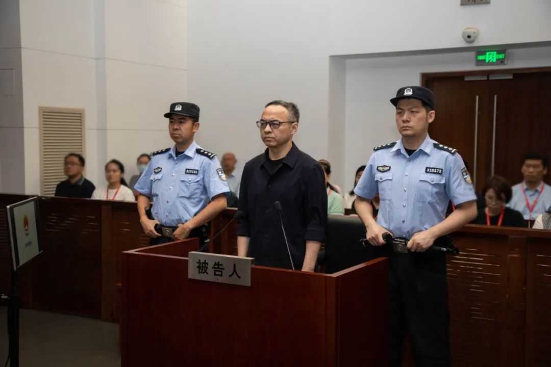 上海一中院一审公开开庭审理被告人汪向阳受贿一案