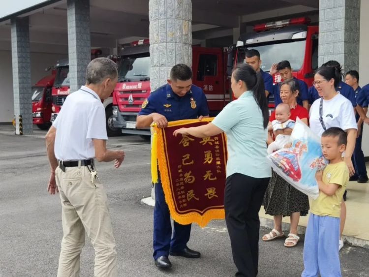 头皮发麻！广西女子家中突然涌入一大群，现场画面曝光