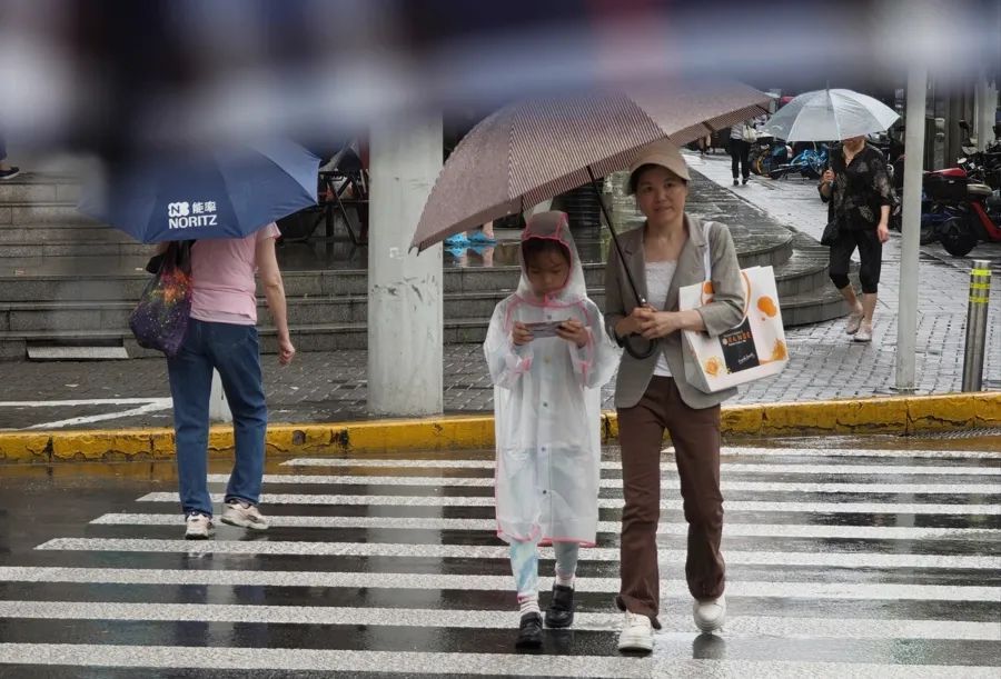 根本停不下！上海这场雨今夜会更大；网友集体吐槽，梅雨需防情绪“霉变”
