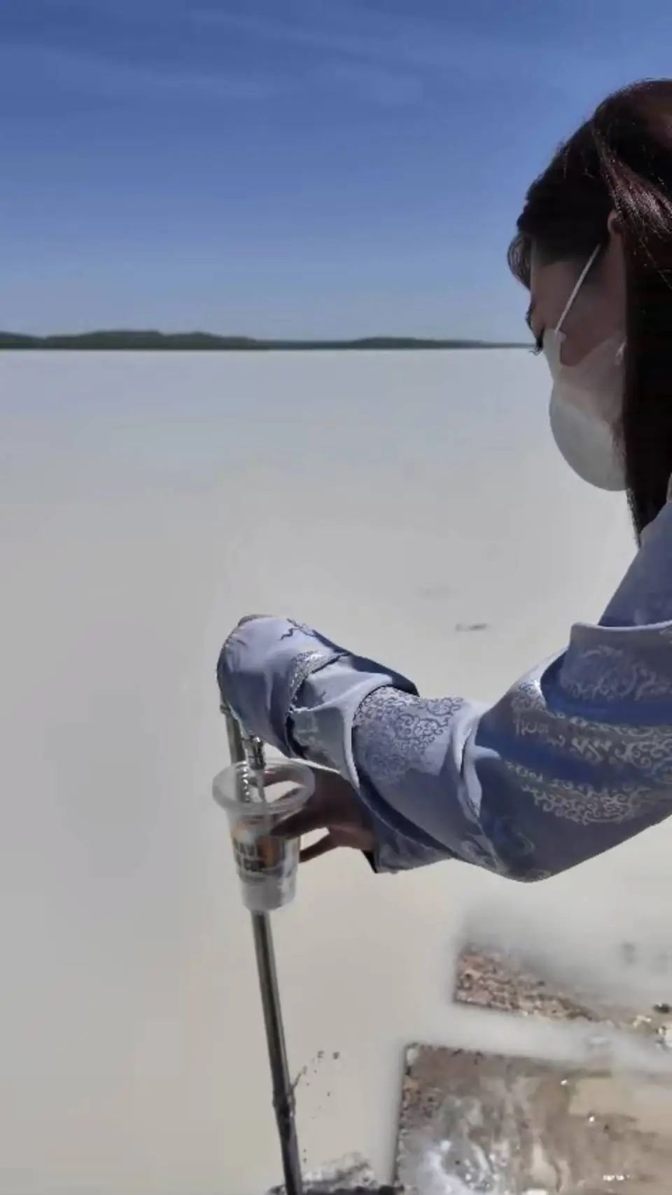 网红景点的湖水里涌出牛奶了？游客抢着喝！当地回应