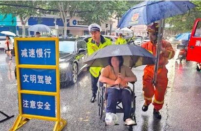 直击暴雨中的武汉高考:“雨再大也不能耽误学生考试” 直击暴雨中的武汉高考:“雨再大也不能耽误学生考试”