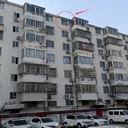 帅!00后民警冲上7楼踹门救人 帅!00后民警冲上7楼踹门救人