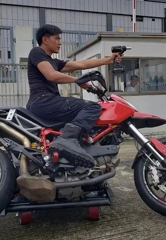 谢霆锋替身周伟离世,年仅37岁 谢霆锋替身周伟离世,年仅37岁