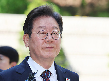 “在职总统不受司法起诉 ” 韩国法院延期审理李在明涉地产开发案 “在职总统不受司法起诉 ” 韩国法院延期审理李在明涉地产开发案