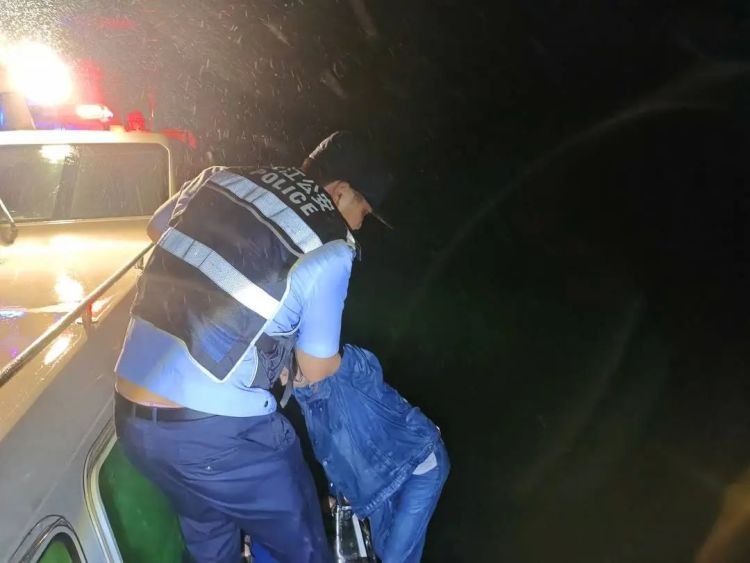 男子凌晨跳江后悔,暴雨中漂流10公里后被民警救起 男子凌晨跳江后悔,暴雨中漂流10公里后被民警救起