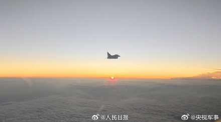 战机沐浴霞光上演硬核大片