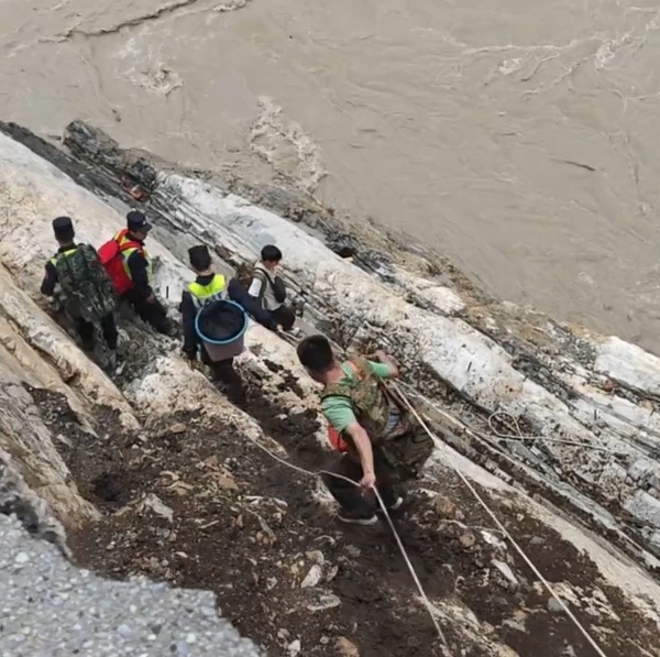 暴雨损毁道路,他们翻越悬崖为44个孩子送去物资 暴雨损毁道路,他们翻越悬崖为44个孩子送去物资