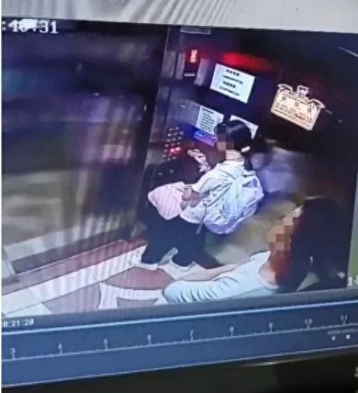 男子尾随女童进出电梯还捂她嘴巴？网友疑其是人贩子，重庆警方澄清
