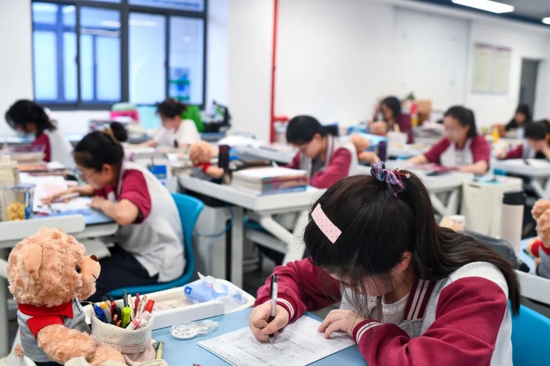 适当提高退休人员基本养老金,财政部宣布→ 适当提高退休人员基本养老金,财政部宣布→