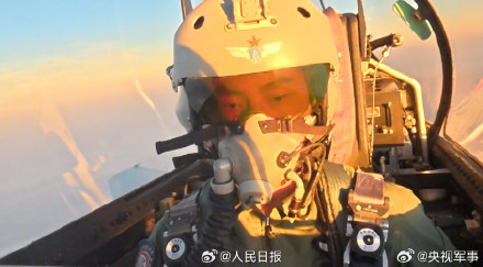 战机沐浴霞光上演硬核大片