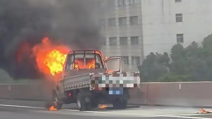 上海高速上一小货车车头烧毁,现场黑烟滚滚…… 上海高速上一小货车车头烧毁,现场黑烟滚滚……