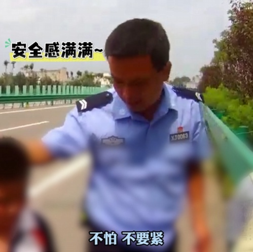 “铁汉柔情”再加分！逃学被“抓包”，没想到警察叔叔先帮忙擦汗