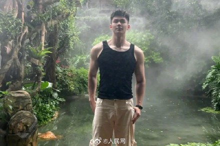 帅!00后民警冲上7楼踹门救人 帅!00后民警冲上7楼踹门救人