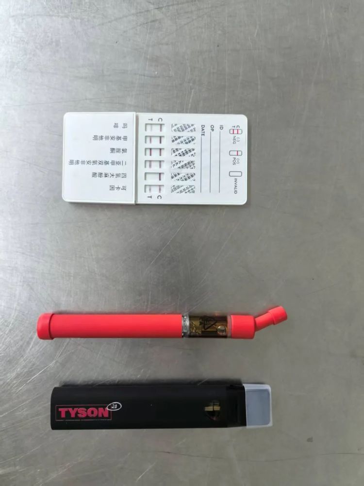 一旅客鞋垫下藏匿大麻烟油53.2克走私进境，被深圳海关查获