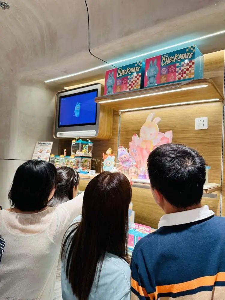 Labubu样品“痛墙”成打卡地标！开业4天已被挤爆，堪比早高峰菜市场