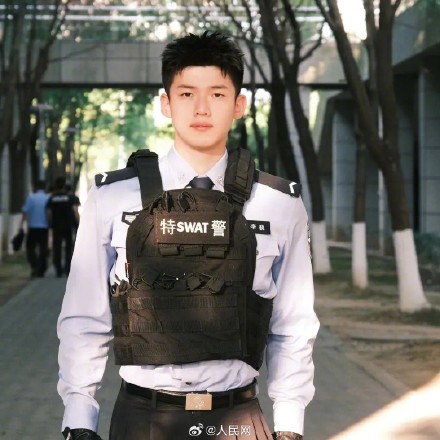 帅!00后民警冲上7楼踹门救人 帅!00后民警冲上7楼踹门救人