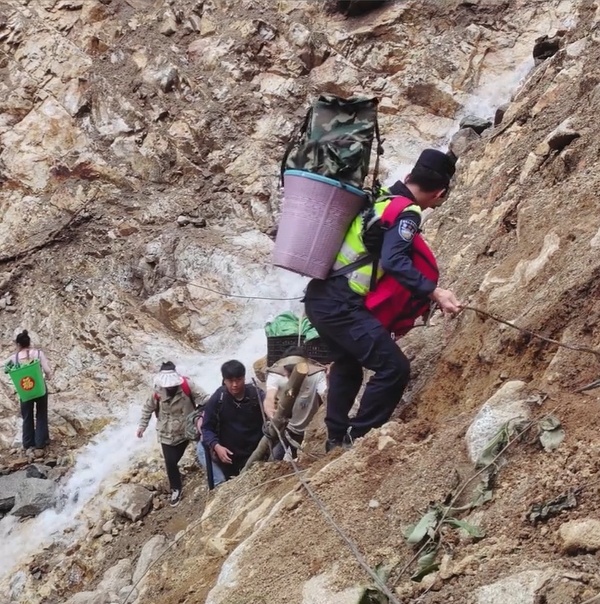 暴雨损毁道路,他们翻越悬崖为44个孩子送去物资 暴雨损毁道路,他们翻越悬崖为44个孩子送去物资