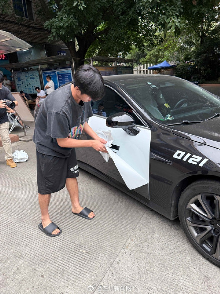 “因为好看” 成都一男子将私家车喷涂police字样被罚