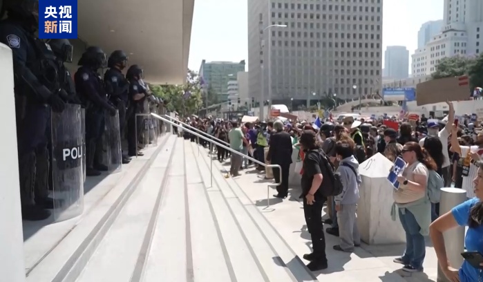 美抗议活动持续,洛杉矶警察局称目前有70多人被捕 美抗议活动持续,洛杉矶警察局称目前有70多人被捕