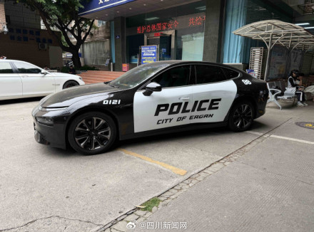 “因为好看” 成都一男子将私家车喷涂police字样被罚
