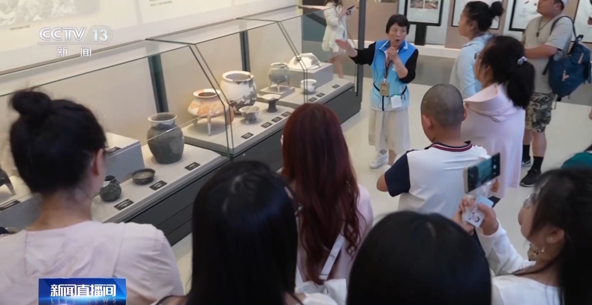 从“看展”到“讲展” 银发志愿者在博物馆找到“乐龄”生活 从“看展”到“讲展” 银发志愿者在博物馆找到“乐龄”生活