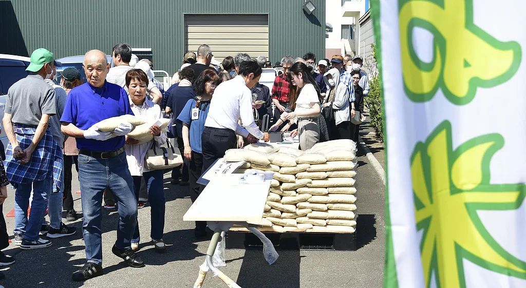 米价格持续上涨,日本政府储备米平价开售,上千人排队抢购 米价格持续上涨,日本政府储备米平价开售,上千人排队抢购