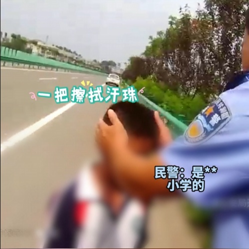 “铁汉柔情”再加分！逃学被“抓包”，没想到警察叔叔先帮忙擦汗